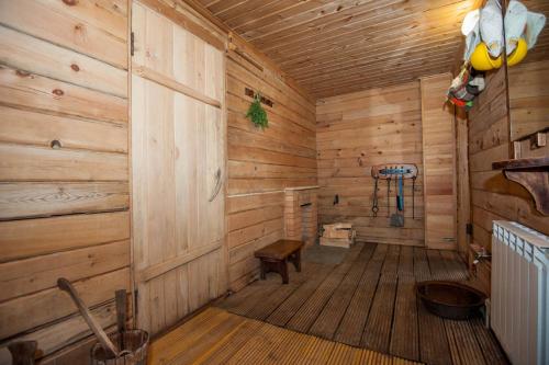 IogachにあるDom na Teletskomのサウナ付きの木製の部屋