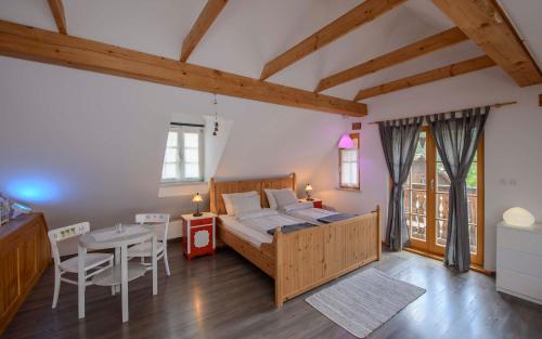 um quarto com uma cama e uma mesa num quarto em Rustic House 13 em Bohinj