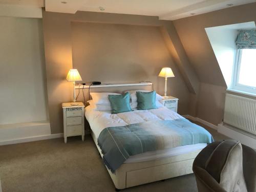 - une chambre avec un lit, 2 tables de nuit et 2 lampes dans l'établissement Cambridge House Bed & Breakfast, à Torpoint