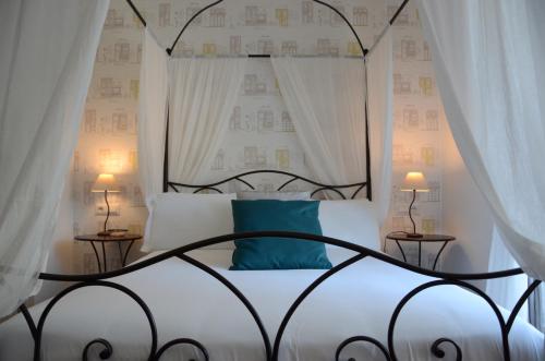 ローマにあるアデリーナ ゲストハウスのベッドルーム1室(白黒のベッド1台、ランプ2つ付)