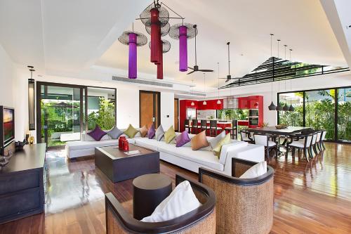 Il comprend un salon doté d'un mobilier blanc et une salle à manger. dans l'établissement Villa Julia koh Samui beach with Cook and Majordome, à Lamai