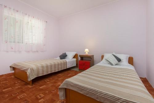 En eller flere senge i et værelse på Bulat Sea View Apartments