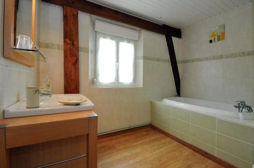 Ванна кімната в Chambre d'Hotes de la Loge