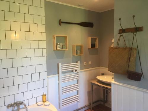 une salle de bain avec un lavabo et des toilettes dans l'établissement Le Clos Charmaine, à Auquemesnil