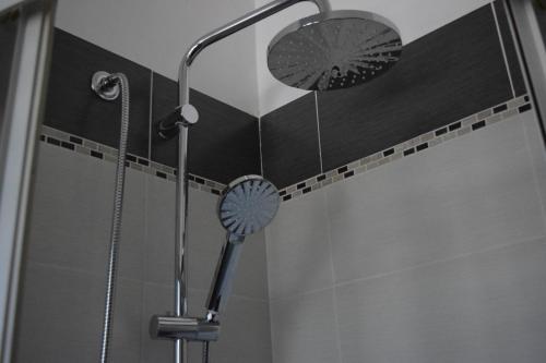 eine Dusche mit zwei Spiegeln und einem Duschkopf in der Unterkunft sophie in Salerno