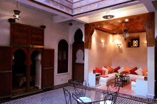 - un salon avec un canapé et une table dans l'établissement Riad Charik, à Marrakech