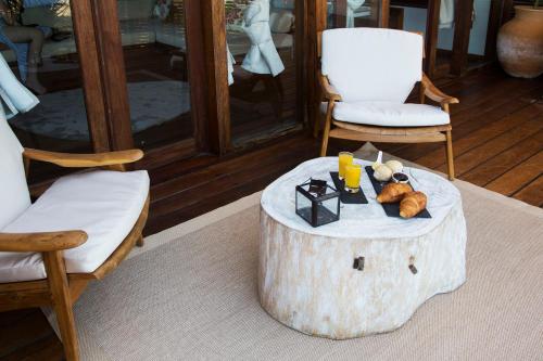 a coffee table in a room with a tree stump table at Sentidos Beach Retreat in Miramar