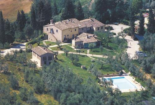 una vista aérea de una casa grande con piscina en Agriturismo Montalbino en Montespertoli