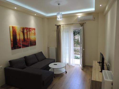 - un salon avec un canapé et une table dans l'établissement Apartment near Acropolis, à Athènes