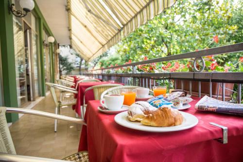 カットーリカにあるHotel Manzoniの赤いテーブルクロス(クロワッサン、コーヒー、オレンジジュース付)
