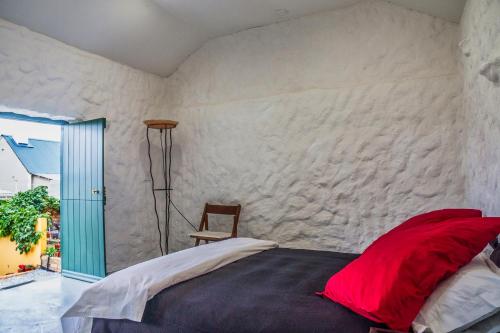 Un dormitorio con una cama con almohadas rojas. en Banana House, en Napier