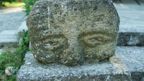 a statue of a face on a stone ledge at Mas Grimaud - Gîte- Studio et chambres d'hôtes familiales in Eygalières