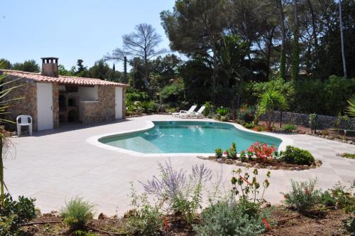 - une piscine avec une terrasse et une maison dans l'établissement Villa Gecko, à Saint-Raphaël