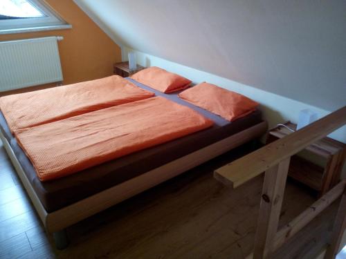 グラール・ミューリッツにあるHaus Sonnenscheinのベッド(オレンジのシーツ、枕付)