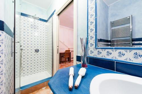 y baño con lavabo y ducha. en Casa Vacanze Polifemo, en Sperlonga