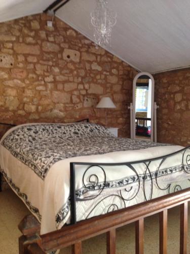 MontcabrierにあるLa Chaumièreの石壁のベッドルーム1室(ベッド1台付)