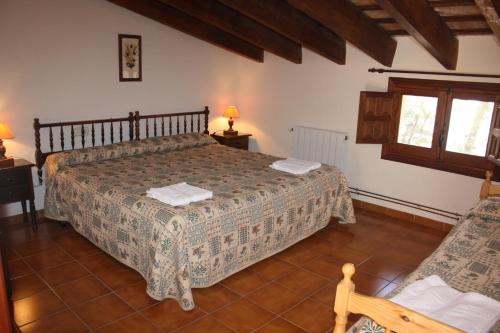 Tempat tidur dalam kamar di Masía La Safranera