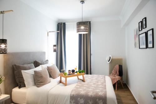 Un dormitorio con una cama con una mesa. en Stay Apartment by Skg Apartments, en Tesalónica