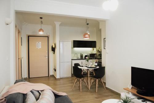 sala de estar con sofá y mesa en Stay Apartment by Skg Apartments, en Tesalónica