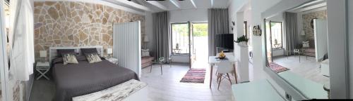um quarto com uma cama e uma sala de estar em Villa Lithos Parga em Parga