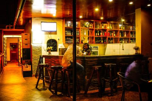 Lounge o bar area sa Mbale Travellers Inn