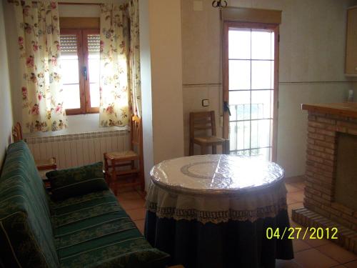 - un salon avec une table et une cheminée dans l'établissement Apartamentos La Iruela 2, à La Iruela
