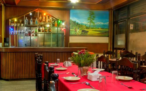 una mesa en un restaurante con un mantel rojo en Hotel Kamal, en Katmandú