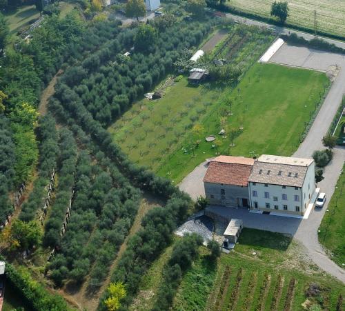 an aerial view of a building in a field at Agriturismo Casa Aurora in Bussolengo