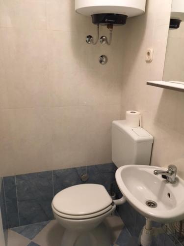 ein Badezimmer mit einem weißen WC und einem Waschbecken in der Unterkunft room Ami in Kaštela