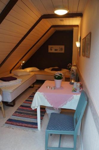 a small room with a table and a bed at Gånarps rum och Stuguthyrning in Ängelholm