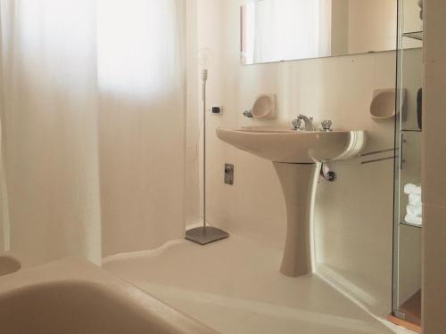 ein Bad mit einem Waschbecken und einer Dusche in der Unterkunft Sunny family apartment in villa - HUMANITAS FORUM IEO in Pieve Emanuele