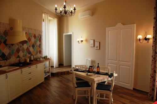 eine Küche mit einem Tisch und Stühlen sowie ein Esszimmer in der Unterkunft Casa Pica in Neapel