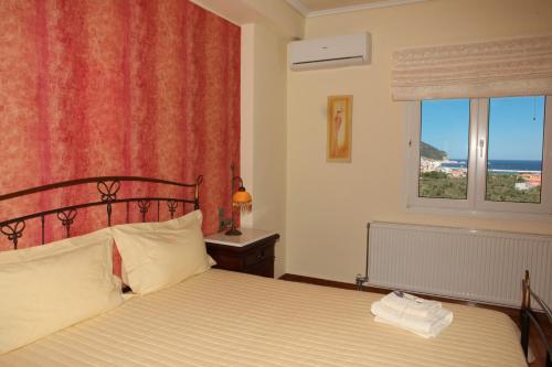 スコペロスにあるCasa Bella Vistaのベッドルーム1室(ベッド1台、海の景色を望む窓付)が備わります。