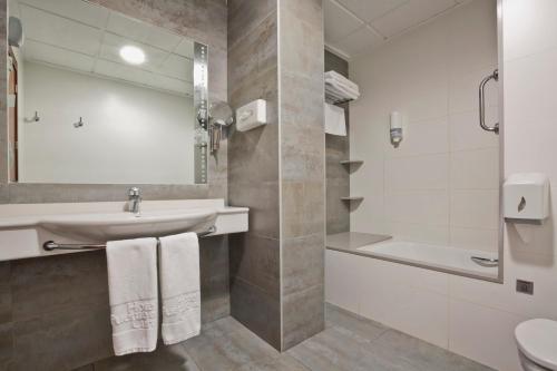 un baño con lavabo y ducha en Hotel Fuente El Cura, en Sax