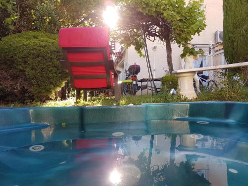 カップ・ダグドにあるMAISON Bernardo NATURISTの赤い椅子