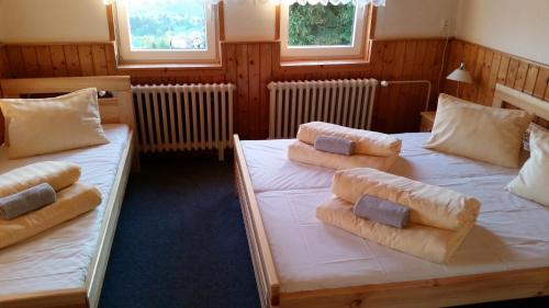 Ein Bett oder Betten in einem Zimmer der Unterkunft chata Karolínka