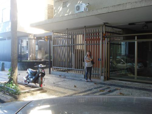 una mujer parada frente a una puerta en Ótima Opção Em Copacabana, en Río de Janeiro