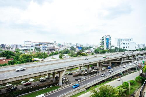 an overhead view of a highway in a city at Grand Residence Ngamwongwan 19 in Nonthaburi