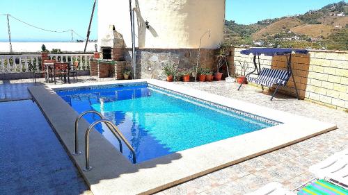 uma piscina numa casa com em Holiday Home Eduardo em Nerja