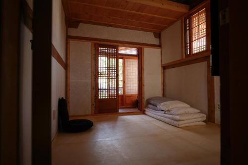 a room with two beds in a room with windows at GaEunChae 2 in Jeonju
