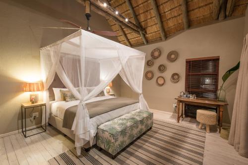 Llit o llits en una habitació de eKhaya Bush Villa