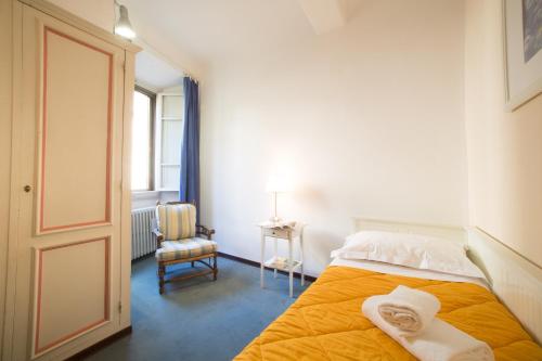 フィレンツェにあるVigna2 - Big 2 bedroom apartment in Florence centerのベッドルーム1室(ベッド1台、タオル2枚付)