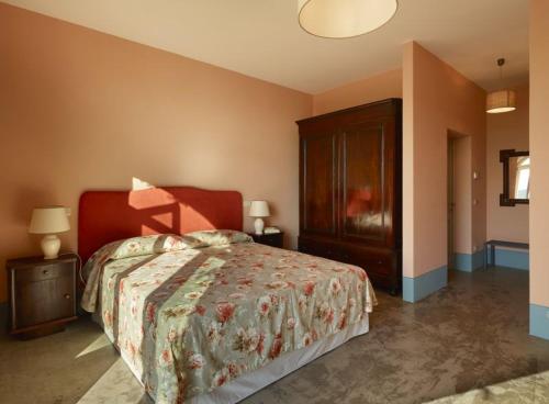 a bedroom with a bed and a dresser and a bed sidx sidx at B&B Palazzolo La Foce in Chianciano Terme