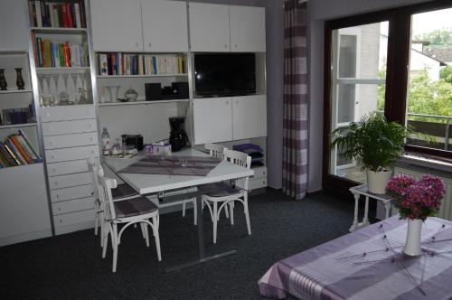 a dining room with a table and chairs and a window at Ferienwohnung Schmetterling in Fritzlar