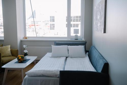 Säng eller sängar i ett rum på Seaport Apartment