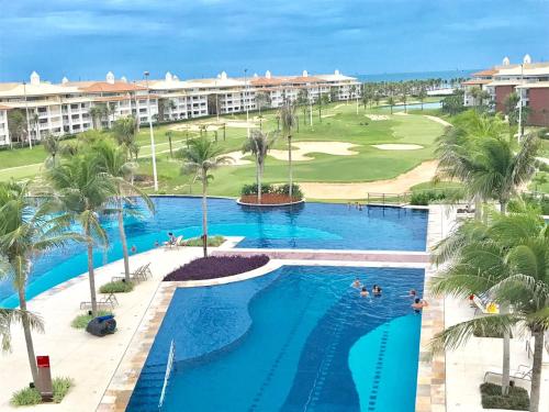 נוף של הבריכה ב-Golf Ville Resort Brisa do Golf -Apartamentos e Cobertura או בסביבה
