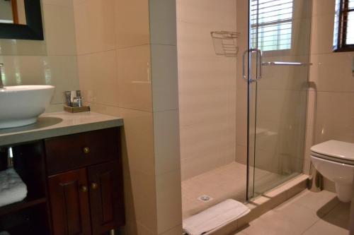 Ένα μπάνιο στο Lydall Wild Tranquil Garden Suites