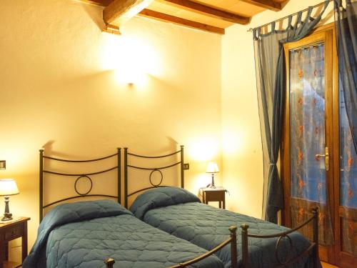 una camera da letto con un letto con piumone blu di Agriturismo Il Rustico a Marina di Grosseto