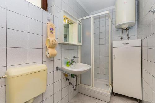 Kylpyhuone majoituspaikassa Apartments Birdy