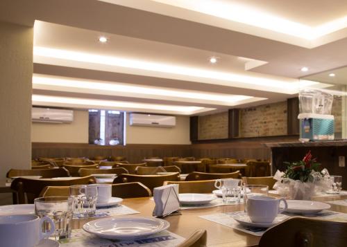 a dining room with a table and chairs at Downtown Santana Hotel in Rio de Janeiro